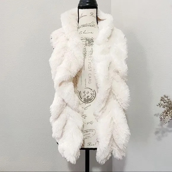 Cejion Shaggy Muffler Scarf
New with tags - Picture 3 of 3